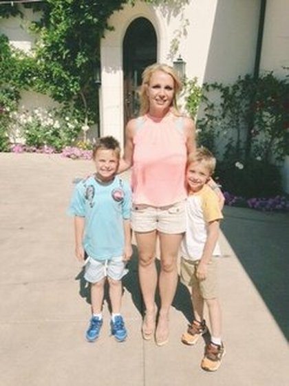 Britney Spears: What's up summer!!! Where are my sunglasses when I need them? Lol 