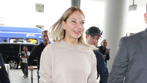Sia a visage découvert pour la bonne cause