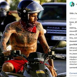 Chris Brown en maillot de bain sur un quad