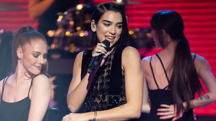 Dua Lipa – «One Kiss » et « IDGAF »