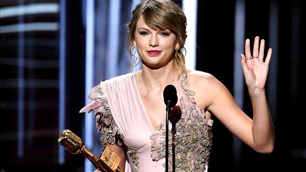 Taylor Swift triomphe aux Billboard Music Awards!