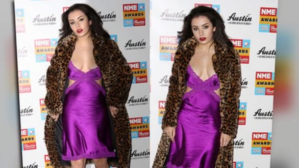 Charli XCX : en petite tenue sur le tapis rouge!