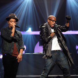 Bruno Mars se fait connaître grâce à plusieurs collaborations avec d’autres artistes, et notamment avec B.o.B sur « Nothin’on You » 