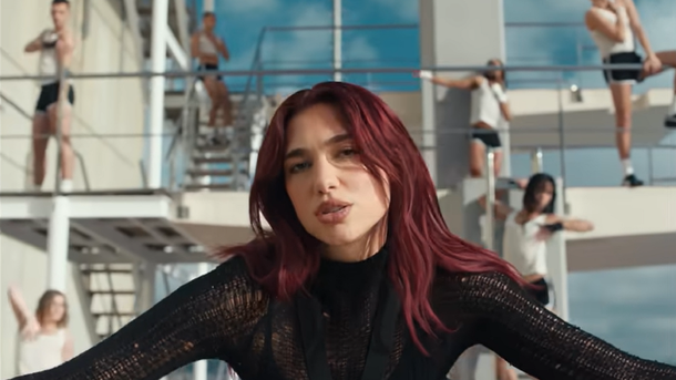 Plongez avec Dua Lipa dans son nouveau single "Illusion"