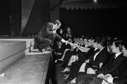 Charles Aznavour connait son premier grand succès en solo avec « Je m’voyais déjà », en 1960.