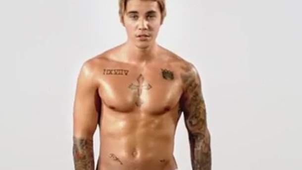 Justin Bieber se fait lancer des oeufs dessus!