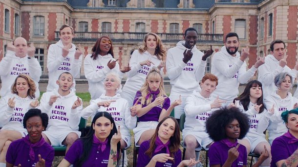 Angèle créé le buzz en sortant les pulls féministes de son clip «Balance Ton Quoi»