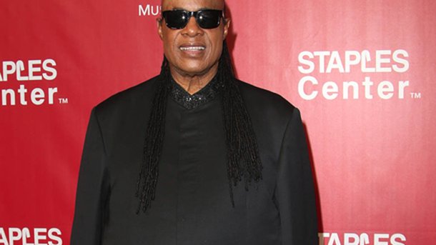 Stevie Wonder blague et rend hommage à Lionel Ritchie aux Grammys