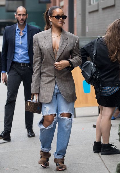 Rihanna décolleté
