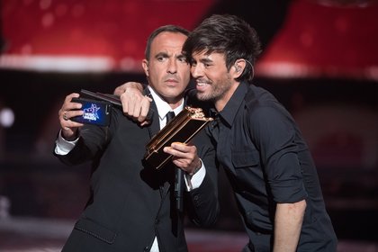 Nikos Aliagas et Enrique Iglesias - Cérémonie NRJ Music Awards 2016