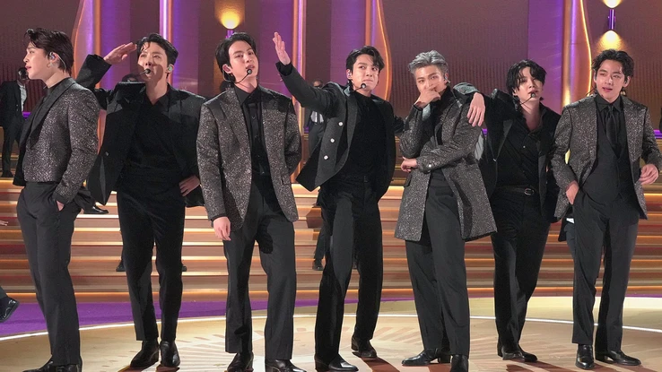 Jimin, J-Hope, Jin, Jungkook, RM, Suga et V du groupe BTS sur la scène de la 64ème édition des GRAMMY Awards at MGM, avril 2022, Las Vegas