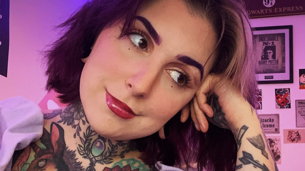 Qui est Epsylone, surnommée la tatoueuse de TikTok?