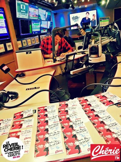 L'équipe dédicace des cartes !