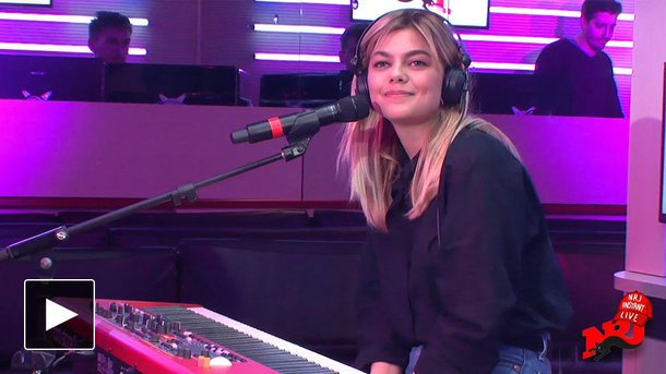 Louane chante «No» en version acoustique dans l’Instant Live