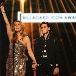 Après la disparition de son époux et ex-manager René Angelil, Céline Dion publie l'album "Encore un soir" écrit pas Jean-Jacques Goldman en 2016. L'artiste remonte sur scène lors de la cérémonie des Billboard Music Awards. Accompagné par son fils René-Charles, elle reçoit un ICON Award pour l'ensemble de sa carrière qu'elle dédit à son défunt mari.