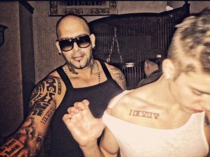 Justin Bieber : les chiffres romain sur son épaule, en hommage à sa mère.