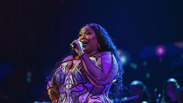 Lizzo, Lady Gaga, Jennifer Lopez… Ces chanteuses fières de leurs mensurations