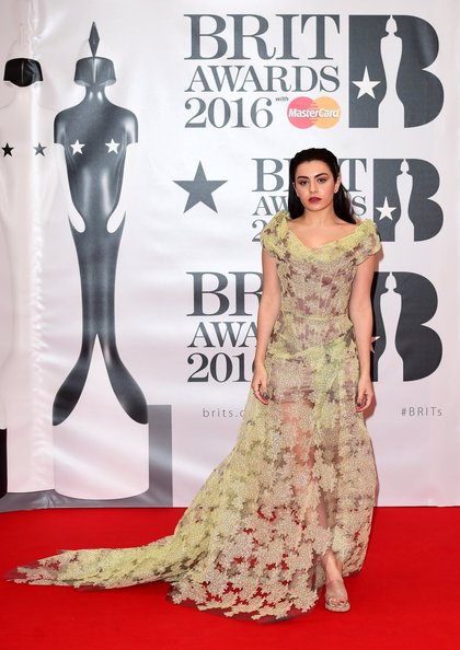 Charli XCX arrive aux Brit Awards 2016