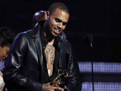 Chris Brown chante du Rihanna dans un club