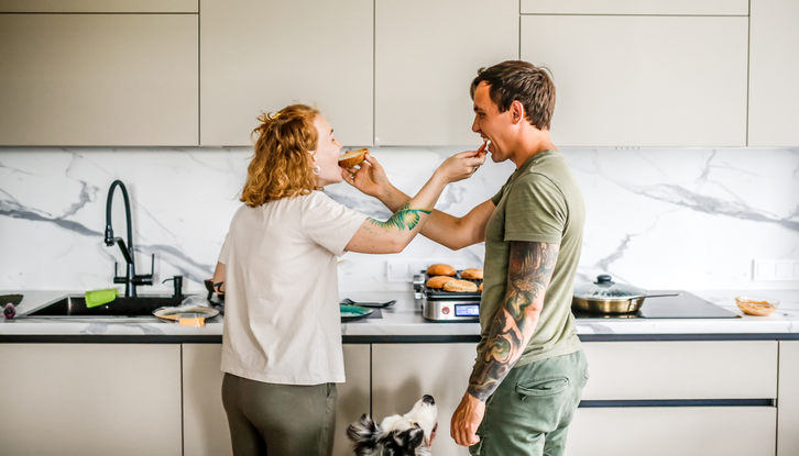 Couple dans leur cuisine - Illustration
