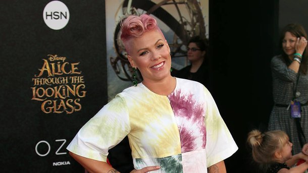 Pink au naturel avec son bébé!