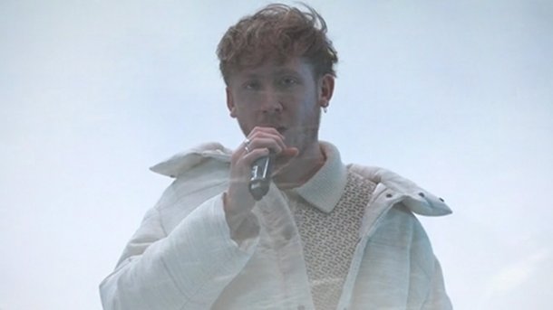 Eddy de Pretto dévoile son nouveau hit «Désolé Caroline» en session live