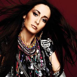 Kenza Farah a le "coeur prisonnier"