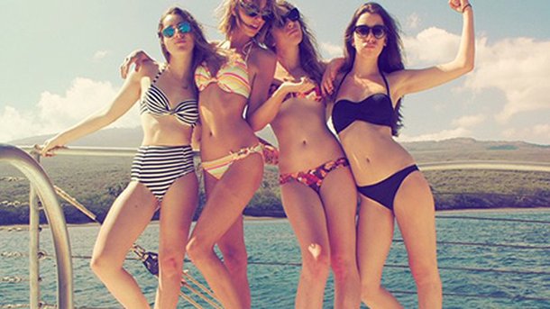 Taylor Swift : nombril à l’air à Hawaï!