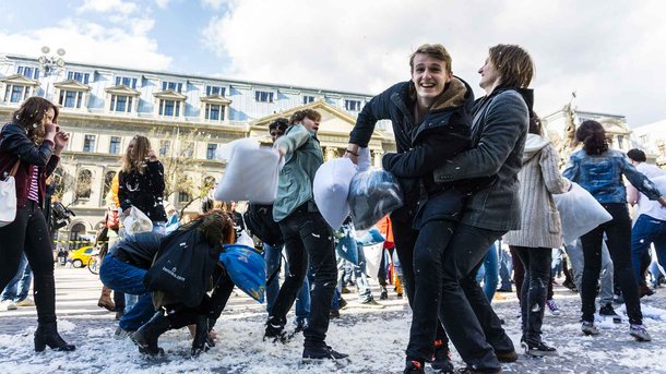 Les infos du Réveil Chérie : Les batailles de polochons deviennent un véritable sport de combat professionnel