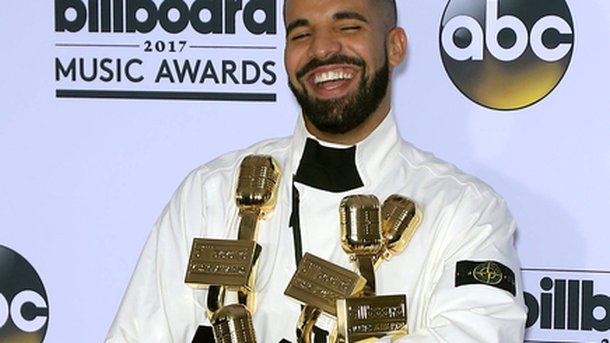 Drake retombe en enfance pour fêter le début des Finals NBA