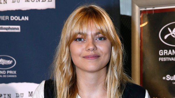 Louane partage de nouvelles photos aux côtés du père de sa fille