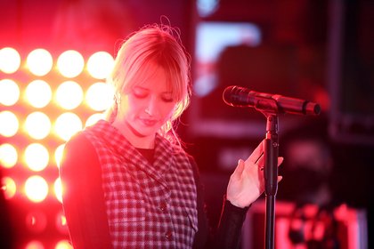 Angèle en showcase dans le hall d'NRJ