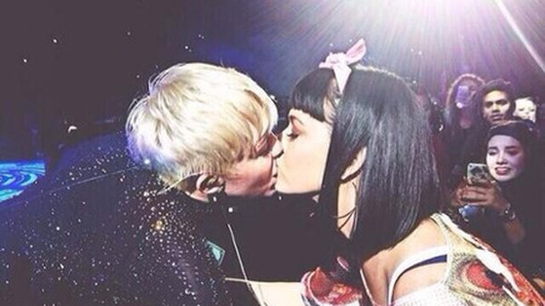 Miley Cyrus n'a pas oublié son baiser avec Katy Perry!