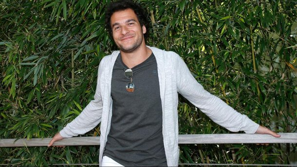 Quand Amir fait danser sa grand-mère sur son nouveau hit "La Fête"