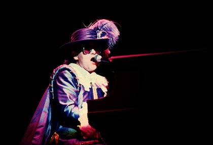 Elton John : Style cape et épée