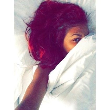 Shy'm: rouge sur blanc