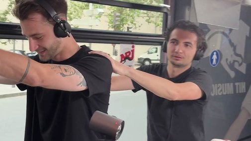 Manu lance une chenille dans le bus !