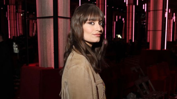"Nue" : quand Clara Luciani se joue de son image en chanson