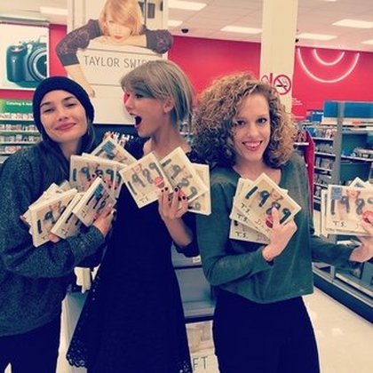 Taylor Swift: A casual Saturday night with @abigail_lauren and @lilyaldridge. #TS1989