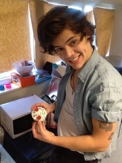 Niall Horan: regardez ça! Harry Styles a attérri dans la cuisine pour faire des muffins pour le rednoseday! Wey hey!  