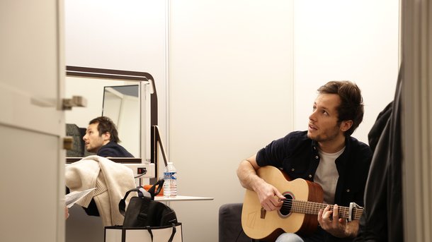 Vianney offre un live improvisé chez lui pour Noël