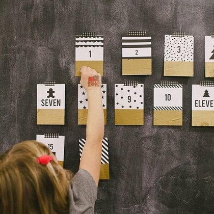 Un calendrier de l'Avent avec des étiquettes à gratter