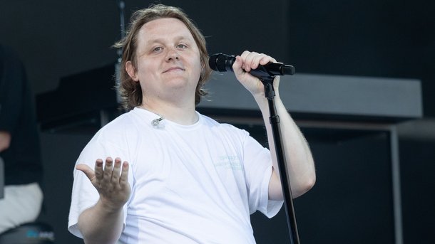 Absent depuis plusieurs mois, Lewis Capaldi réapparait en public