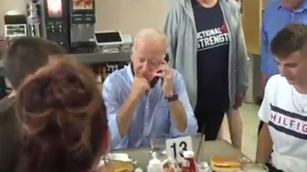 Joe Biden on the phone - L'actu détournée par Rémi Marceau