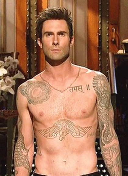 Adam Levine torse nu