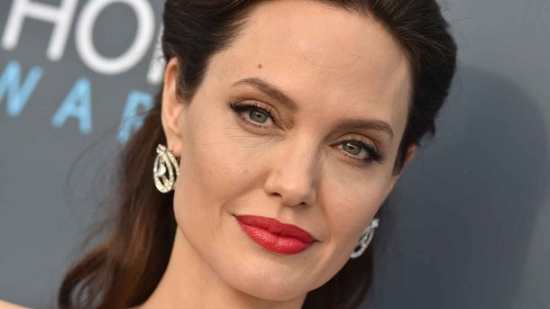 Les infos du Réveil Chérie : Angelina Jolie revend pour une fortune un tableau offert par Brad Pitt !