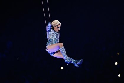 Lady Gaga sur scène à la mi-temps du Superbowl 2017