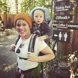 Pink en promenade avec son fils