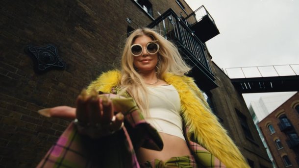 Fergie fait son grand retour dans un clip iconique pour la série "Too Much"