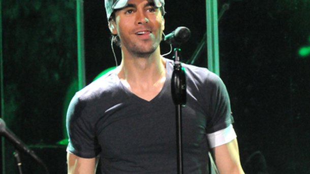 Enrique Iglesias : une opération pour retrouver sa main!